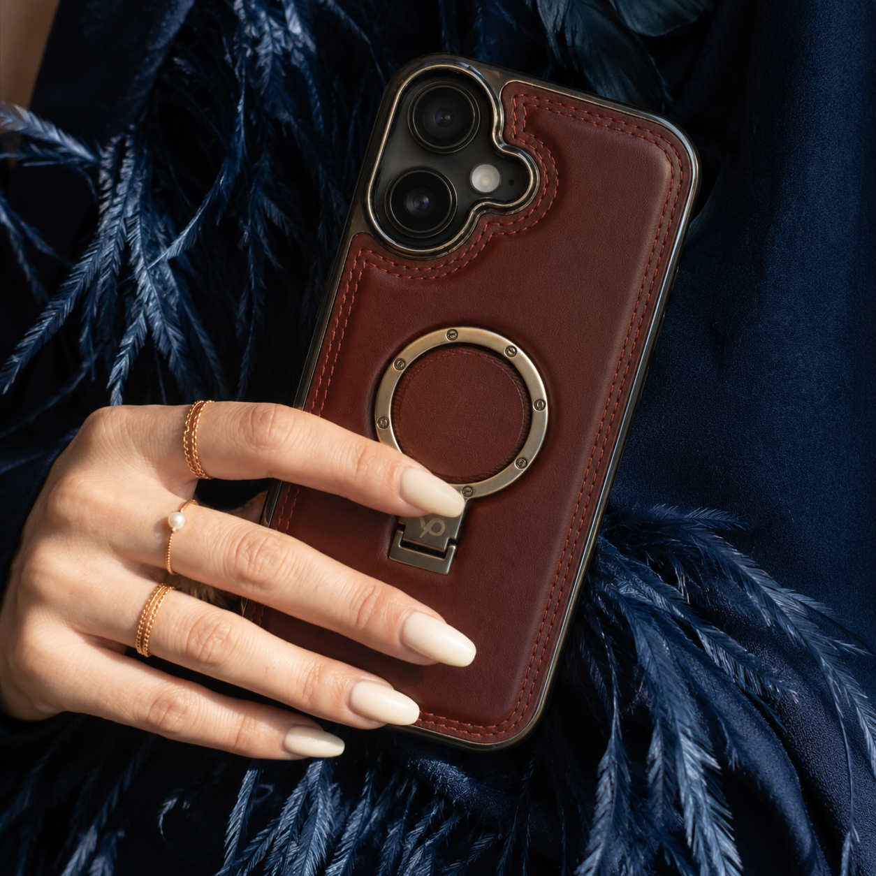 Heritage Metal-Ring Leather Case — iPhone 17